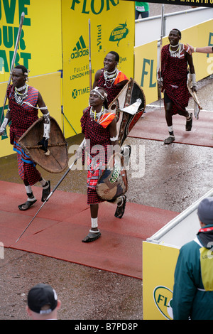 Masai-Krieger den London-Marathon zu laufen Stockfoto