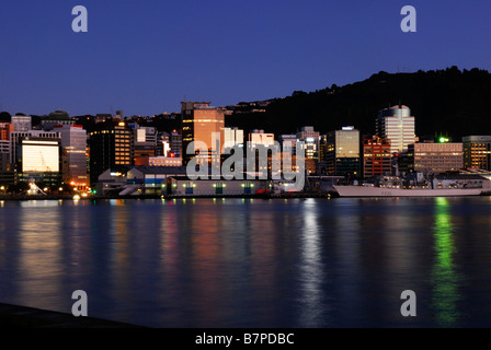 Bürogebäude mit Reflexionen im Hafen, im Morgengrauen, Wellington, Neuseeland Stockfoto