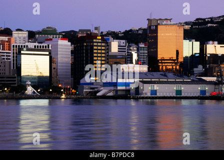 Bürogebäude mit Reflexionen im Hafen, im Morgengrauen, Wellington, Neuseeland Stockfoto