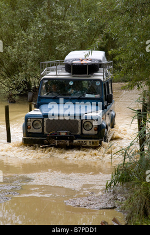 Landrover Defender Furt Fluss Stockfoto