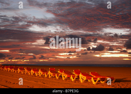 Sunlongers am Strand bei Sonnenaufgang in Maspalomas auf Gran Canaria auf den Kanarischen Inseln, Spanien Stockfoto