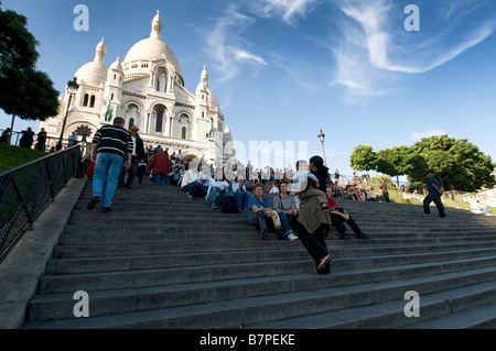 Treppe in Montmartre mit der Basilika Sacre Coeur in der Hintergrund Stockfoto