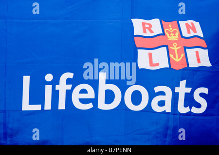 Eine Fahne zeigt das RNLI Rettungsboote Institution Logo Stockfoto