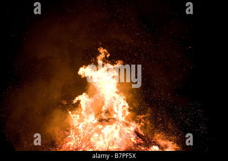 Ein großes Lagerfeuer wurde in der Nacht angezündet Stockfoto