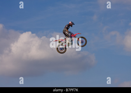 Eine waghalsige Motorrad Stuntfahrer Sprung durch die Luft Stockfoto