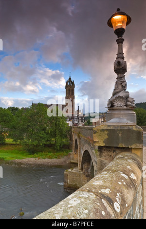 Fluss-Tweed und Tweed-Brücke alte Pfarrkirche am frühen Morgen Peebles schottischen Grenzen Schottland August Stockfoto