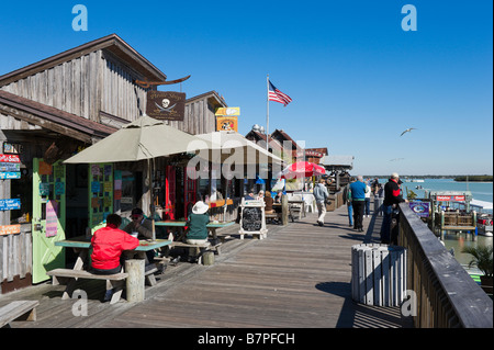 Strandpromenade Geschäfte und Restaurants auf der Promenade am John's Pass, Madeira Beach, in der Nähe von St.Petersburg Beach, Golfküste, Florida Stockfoto