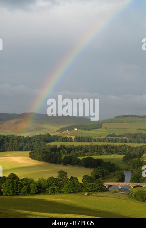 Ein Regenbogen über dem Fluss Tweed und Brücke im oberen Tweeddale in der Nähe von Peebles schottischen Grenzen Schottland August Stockfoto