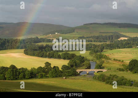 Ein Regenbogen über dem Fluss Tweed und Brücke im oberen Tweeddale in der Nähe von Peebles schottischen Grenzen Schottland August Stockfoto