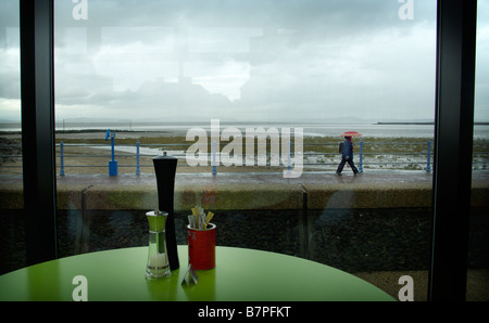 Blick vom Morecambe Strandpromenade Café, Blick auf Morecambe Bay; an einem regnerischen Herbsttag. Stockfoto