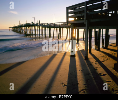 NORTH CAROLINA - Sonnenaufgang in Nags Head Pier auf Bodie Island in Cape Hatteras National Seashore in den Outer Banks. Stockfoto
