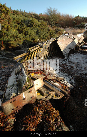 Verfallenden Fischerboot auf gefrorenen Ufer von Loch Dunvegan. Stockfoto