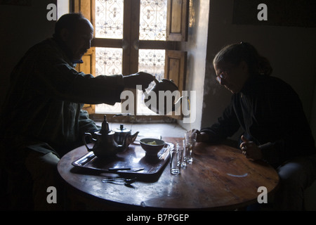 Berber Bergführer dient ein Reisender Pfefferminztee. Stockfoto