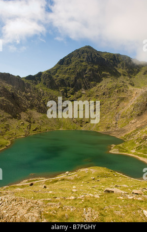 Gipfel des Mount Snowdon Wales Glaslyn See im Vordergrund Stockfoto