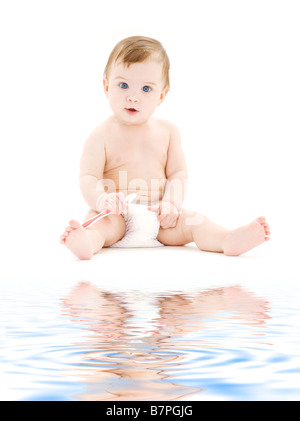 Bild von Baby Boy in Windel mit Zahnbürste Stockfoto