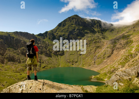 Gipfel des Mount Snowdon Wales Glaslyn See im Vordergrund Stockfoto