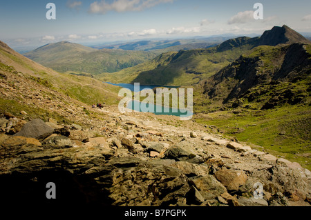 Weg hinunter vom Mount Snowdon Wales Glaslyn See und Llyn Llydaw Reservoir in der Ferne Stockfoto