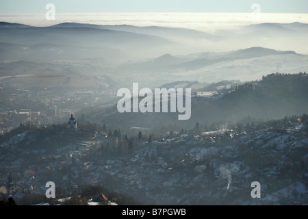 Banska Stiavnica mittelalterlichen Stadt Altstadt, Slowakei, vom Paradajs Hügel Berg im Winter Haze-Tal Stockfoto