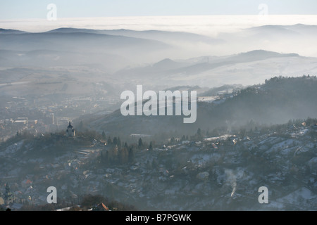 Banska Stiavnica mittelalterlichen Stadt Altstadt, Slowakei, vom Paradajs Hügel Berg im Winter Haze-Tal Stockfoto