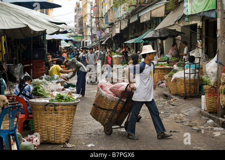 Porter, Transport von Gütern in einem Sack LKW Pak Khlong Talad frisches Obst und Gemüsemarkt in Bangkok Thailand Stockfoto