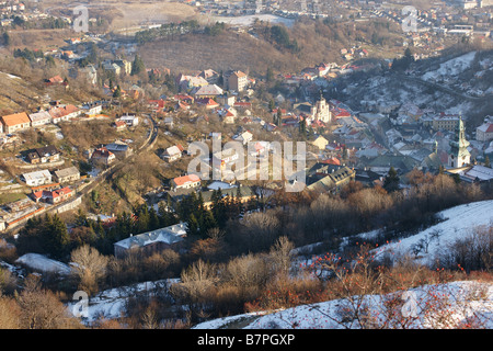 Banska Stiavnica mittelalterlichen Stadt Altstadt, Slowakei, vom Paradajs Hügel Berg im Winter Haze-Tal Stockfoto