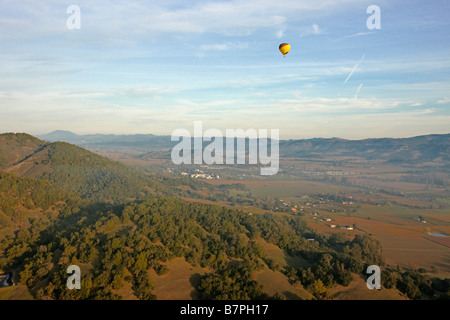 Mit dem Heißluftballon über Napa Valley fliegen. Kalifornien, USA. Stockfoto