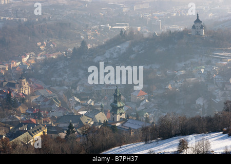 Banska Stiavnica mittelalterlichen Stadt Altstadt, Slowakei, vom Paradajs Hügel Berg im Winter Haze-Tal Stockfoto