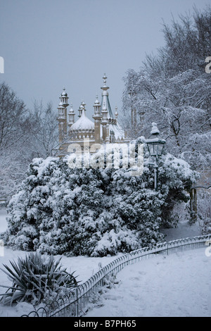 Schnee bedeckt die Gärten der Royal Pavilion Brighton im Licht frühen Morgens von einem englischen winter Stockfoto