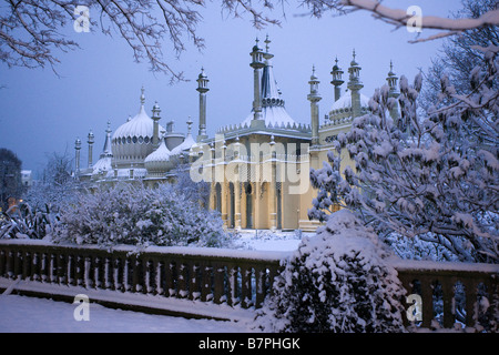 Schnee bedeckt die Vorderseite des Royal Pavilion Brighton im Morgengrauen von alten Steine betrachtet Stockfoto