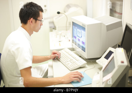 Medizinischer Technologe CT-Scan durchführen Stockfoto