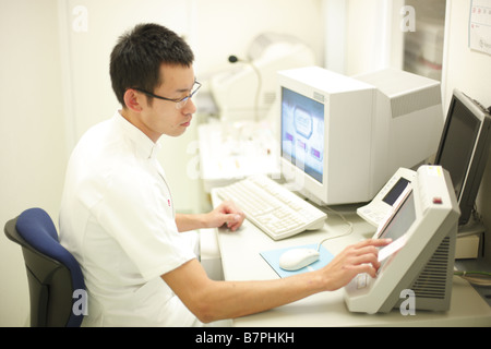 Medizinischer Technologe CT-Scan durchführen Stockfoto