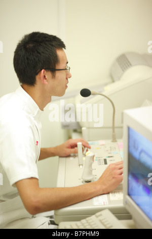 Medizinischer Technologe CT-Scan durchführen Stockfoto