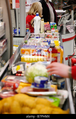 Kasse-Schreibtisch in einem Supermarkt Stockfoto