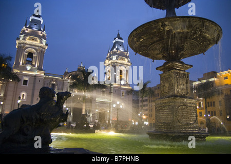 Blick auf den Dom aus dem Brunnen in der Mitte der Plaza de Armas in Lima, Peru. Stockfoto