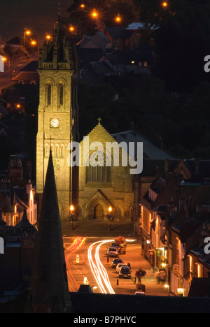 Nachtzeit Blickrichtung Peebles High Street und der alten Pfarrkirche Kirche schottischen Grenzen Schottland August Stockfoto