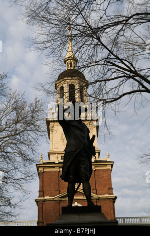 Alte und schöne Gebäude im historischen Teil von Philadelphia. Statue von Commodore John Barry im Repräsentantenhaus Hof. Stockfoto