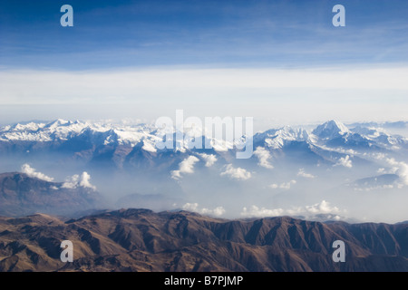Luftaufnahme des Schnees begrenzt Berge der peruanischen Anden. Stockfoto
