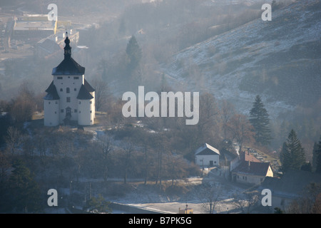 Banska Stiavnica mittelalterlichen Stadt Altstadt, Slowakei, vom Paradajs Hügel Berg im Winter Haze-Tal Stockfoto