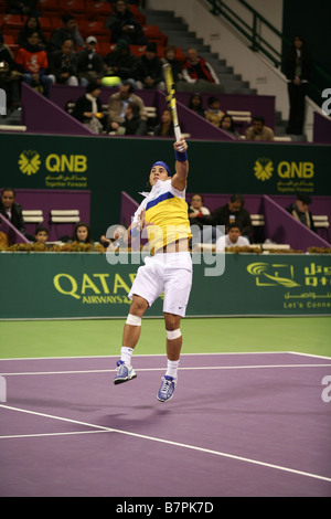 Spanischen star Rafael Nadal liefert eine Vorhand Rückkehr zu Franzosen Gael Monfils in Qatar ExxonMobil Open Doha 8. Januar 2009 Stockfoto