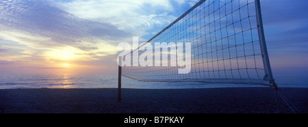 Leere Volleyballnetz gegen Sonnenuntergang Himmel an der Venice Beach Florida Stockfoto