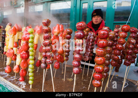 Haw Beeren auf einem Stick zu verkaufen in der Provinz Heilongjiang Harbin China eingefroren Stockfoto