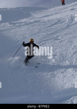 Telemark-Skifahrer Ward Peak bei den alpinen Wiesen Ski Area 8500 Fuß über North Lake Tahoe, CA ab. Stockfoto