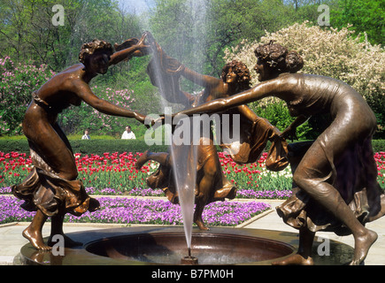 Der nördliche Wintergarten-Garten im Central Park im Frühling. Der Brunnen, genannt Untermeyerbrunnen, sprießt Wasser und Blumen blühen. Stockfoto