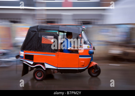 Bajaj Auto-Rikschas bieten eine der ikonographischen und spannende Möglichkeiten, um von A nach B in Jakarta Stockfoto