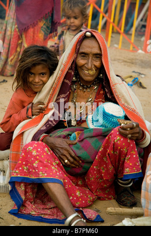 Tribal Frau und Kinder in Pushkar Fair Kamel, Rajasthan, Indien Stockfoto