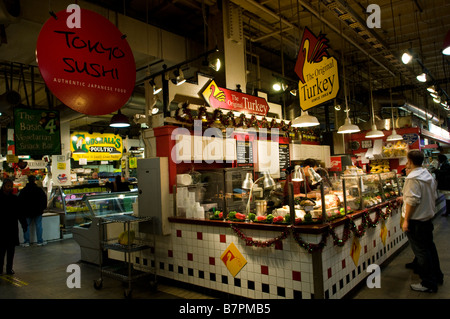 Lebensmittelgeschäfte in Reading terminal Market, Philadelphia. Stockfoto