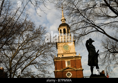 Alte und schöne Gebäude im historischen Teil von Philadelphia. Statue von Commodore John Barry im Repräsentantenhaus Hof. Stockfoto