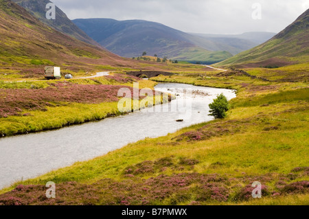 Glen Clunie in der Nähe von Braemar, Blick nach Süden auf Carn Aosda mit Verkehr auf der A93-Straße Stockfoto