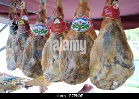 Eine Reihe von getrockneten Schinken Stockfoto