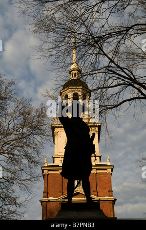 Alte und schöne Gebäude im historischen Teil von Philadelphia. Statue von Commodore John Barry im Repräsentantenhaus Hof. Stockfoto